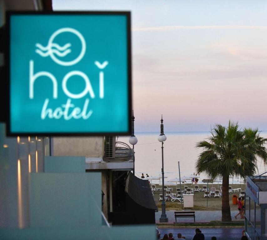 拉纳卡Hai Hotel的背景海滩建筑上的标志