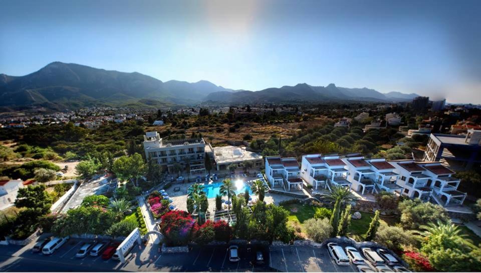 凯里尼亚Altinkaya Holiday Resort的享有度假胜地的空中景致,以山脉为背景