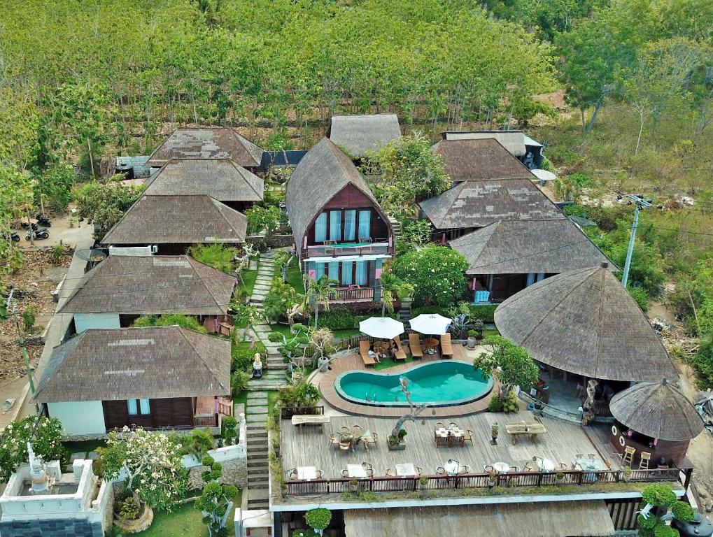 珀尼达岛Ocean Terrace Suite And Spa Luxury的享有带游泳池的度假村的空中景致