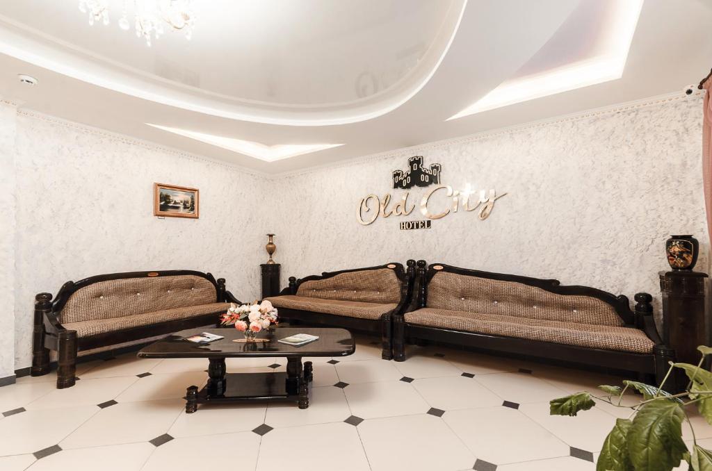 普斯科夫Old City的客厅设有2张长椅和桌子