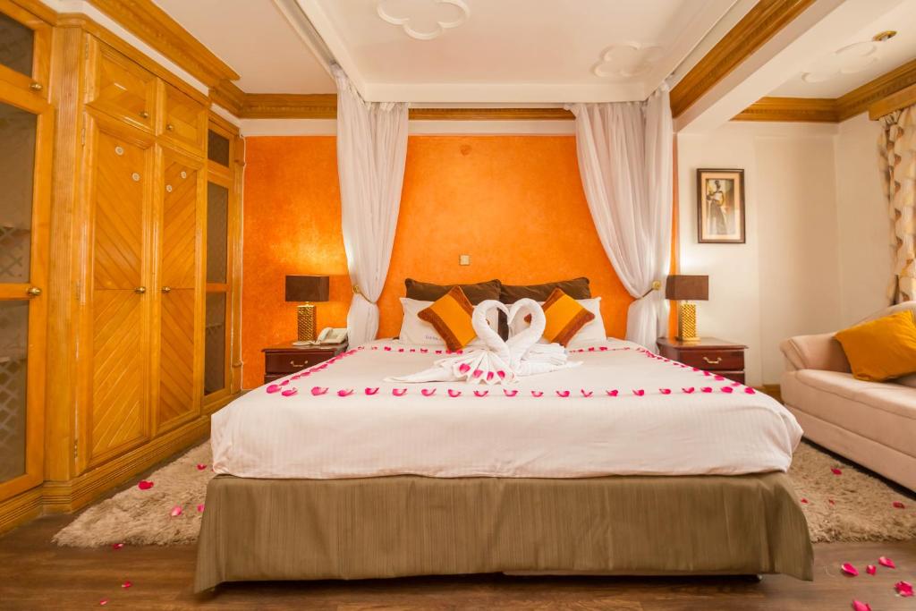 内罗毕大理石拱门酒店的一间卧室配有一张红色玫瑰花大床