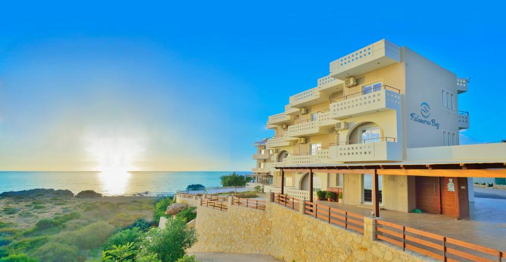 法拉萨纳法拉萨那湾酒店的海滩上的建筑,以海洋为背景