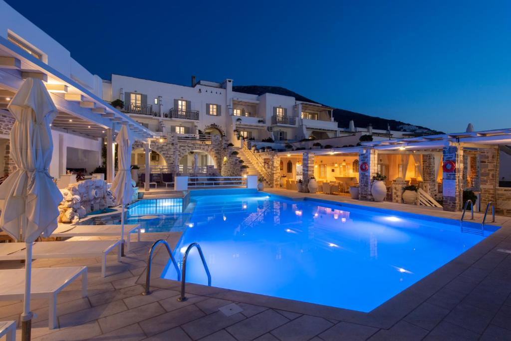 帕罗奇亚日落景观酒店的晚上在酒店前面的大型游泳池