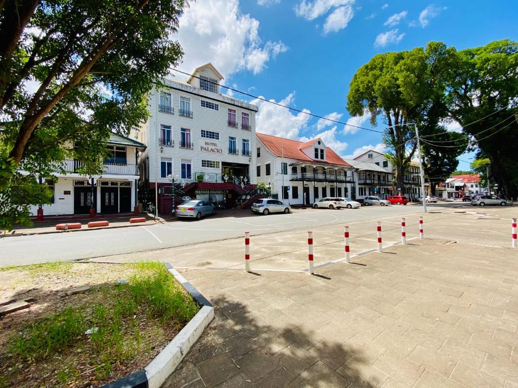 帕拉马里博帕拉西奥斯酒店的一条红白 ⁇ 的街道