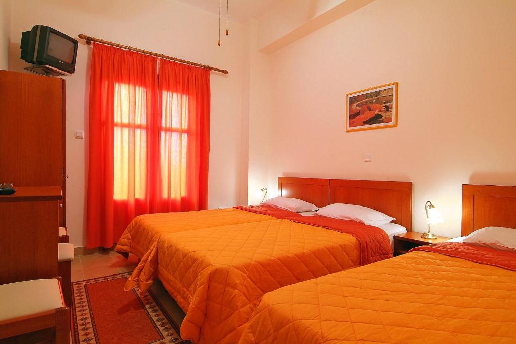 特尔斐赛比拉酒店的酒店客房设有两张床和窗户。