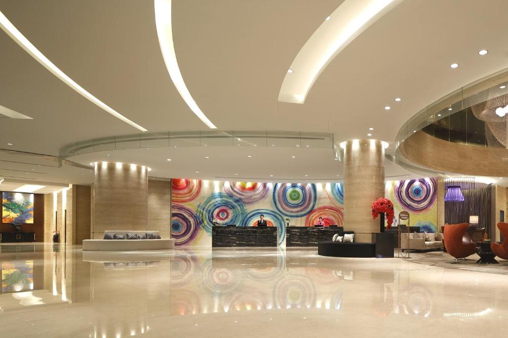 无锡无锡太湖皇冠假日酒店的大厅,建筑里设有色彩缤纷的墙壁