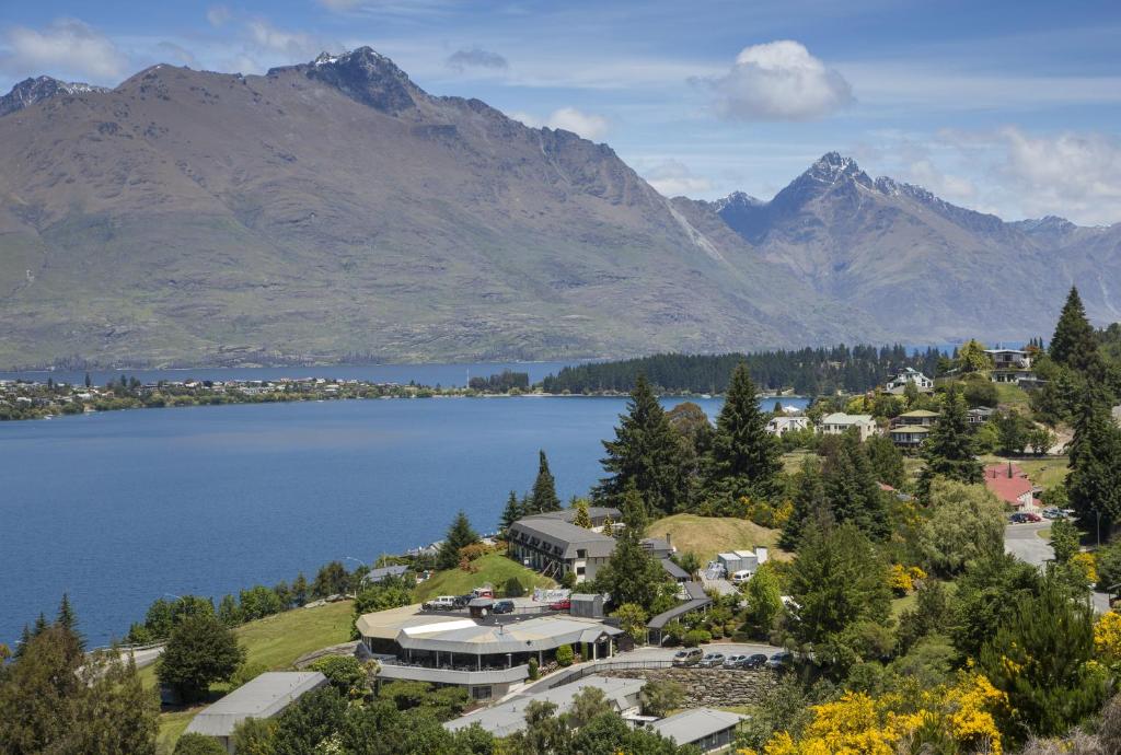 皇后镇皇后镇弗兰克顿路假日酒店的享有湖泊和山脉的空中景致。
