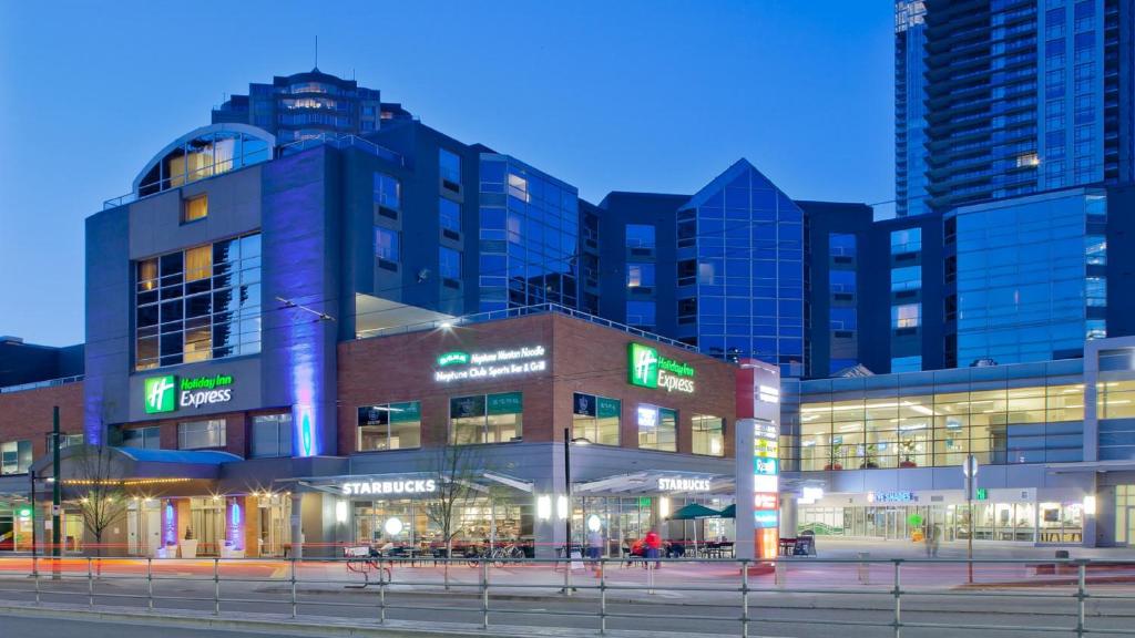 伯纳比Holiday Inn Express Vancouver-Metrotown (Burnaby)的城市的一座建筑,