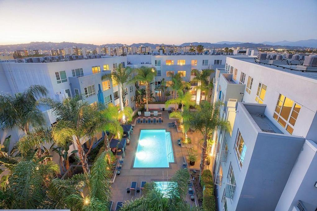 洛杉矶Central Apartment的享有带游泳池的大楼的顶部景致