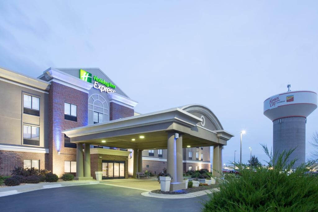 堪萨斯城Holiday Inn Express Kansas City - at the Legends!, an IHG Hotel的一座酒店大楼,前面有一个水塔