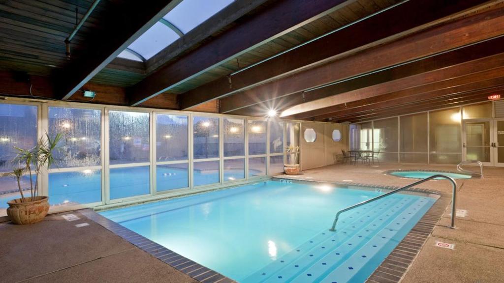 欧弗兰帕克欧弗兰帕克西区假日套房酒店的大楼内的大型游泳池