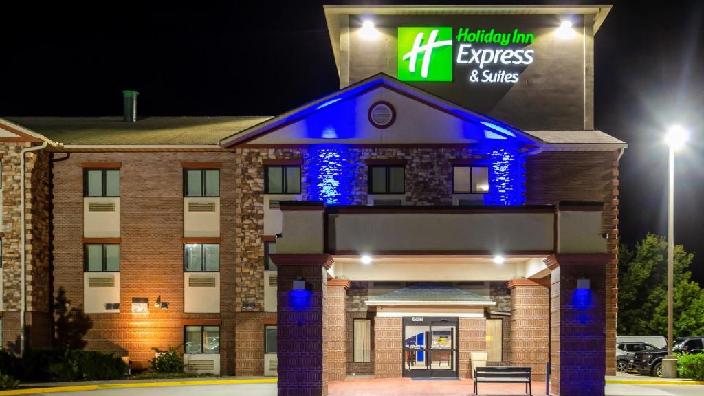 奥拉西Holiday Inn Express & Suites - Olathe South, an IHG Hotel的前面有蓝色灯光的酒店