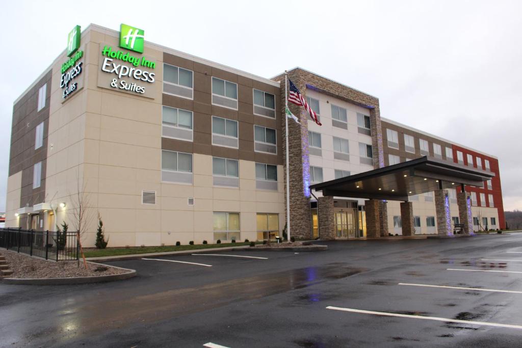 玛丽埃塔Holiday Inn Express & Suites - Marietta, an IHG Hotel的酒店前面的一个空停车位