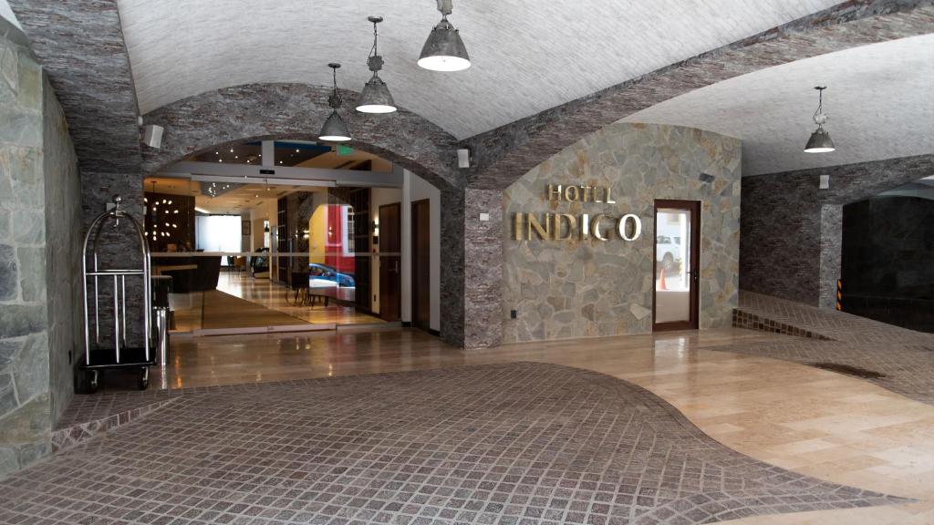 瓜纳华托Hotel Indigo Guanajuato, an IHG Hotel的一间拥有石墙的时装店的大堂