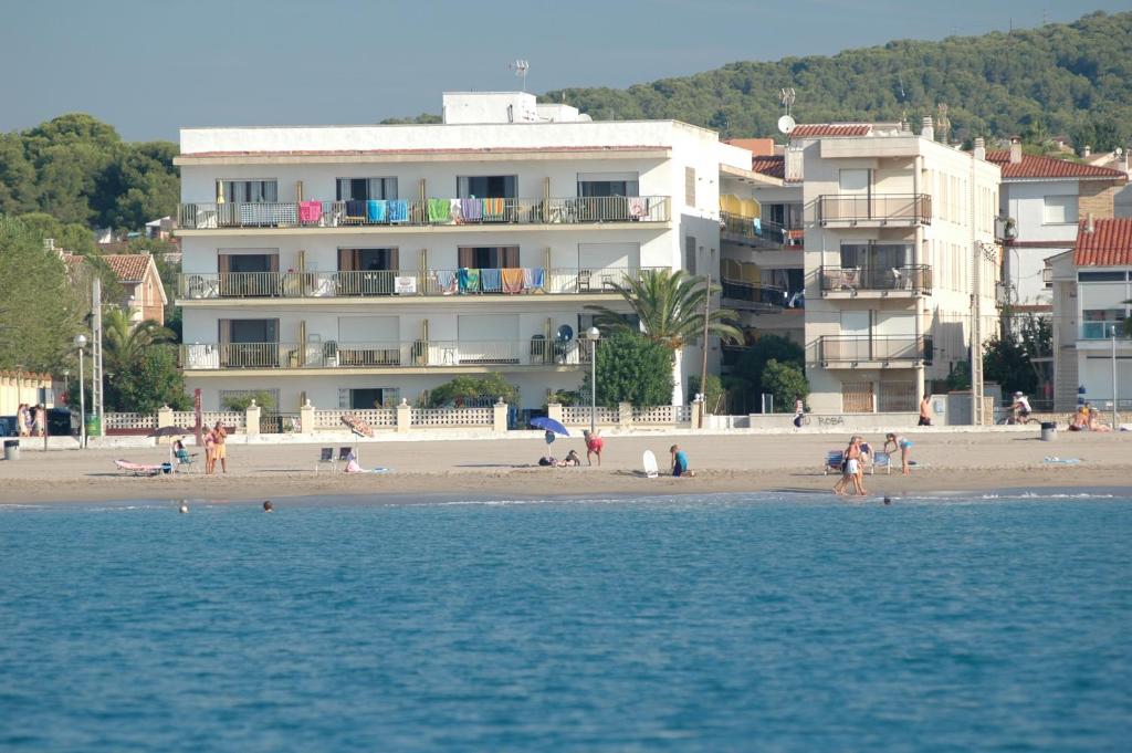 埃勒凡达尔Villa Service - Apartamentos Aransol的海滩上有人,有建筑的海滩
