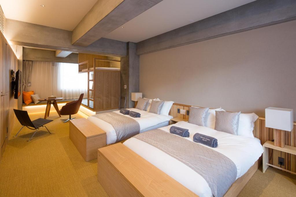 东京Sakura Cross Hotel Tokyo Kayabacho的酒店客房配有两张床和一张书桌