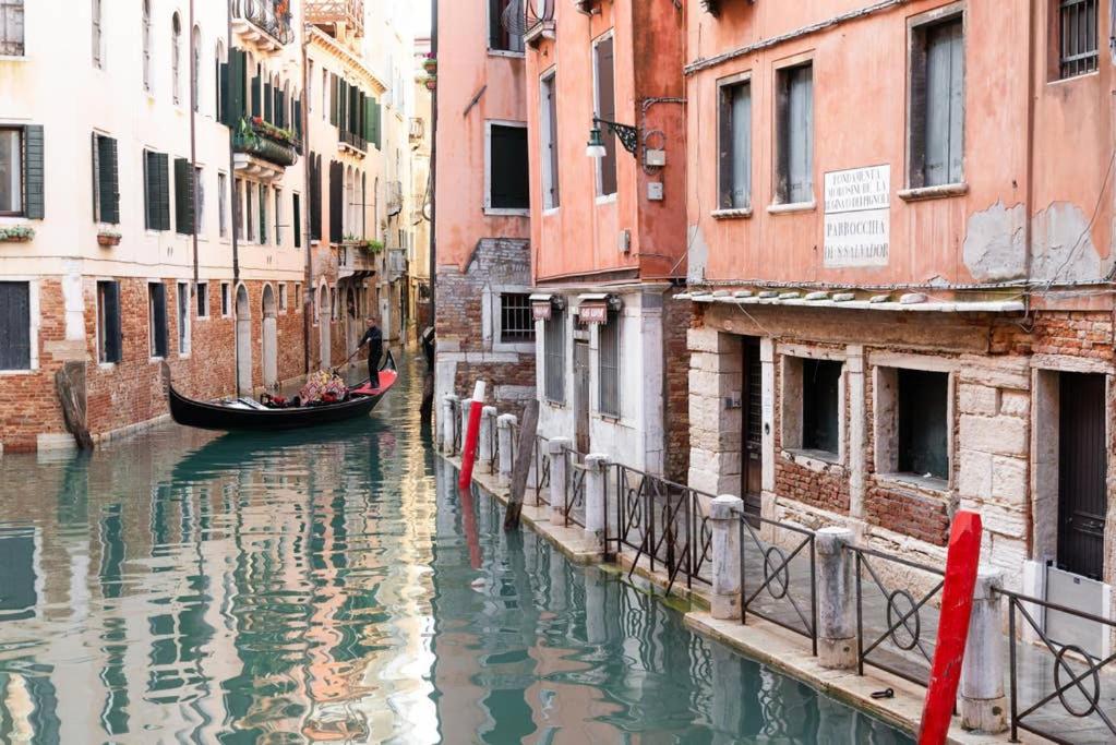 威尼斯San Marco 4893的两座建筑之间运河上的缆车