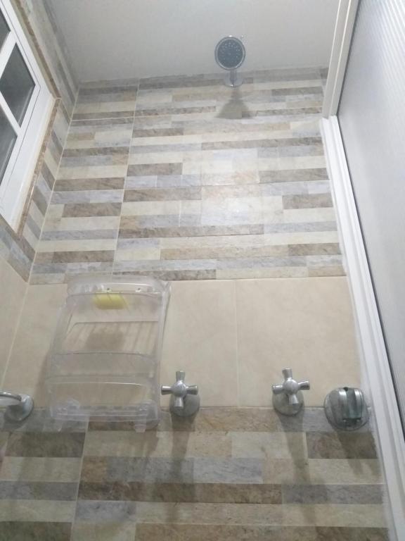 圣安德烈斯Holiday Loft Suite Apartamento的一间铺有瓷砖地板的带淋浴的浴室