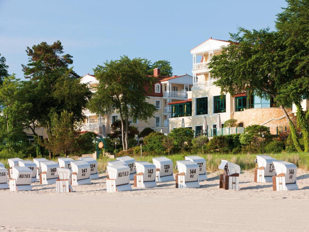赛巴特班森班辛风情旅游度假酒店的沙滩上一排沙盒
