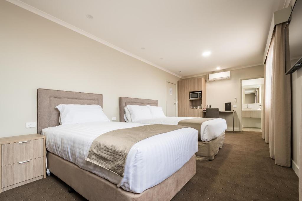 阿尔弗斯通灯塔酒店 的酒店客房带两张床和一间浴室
