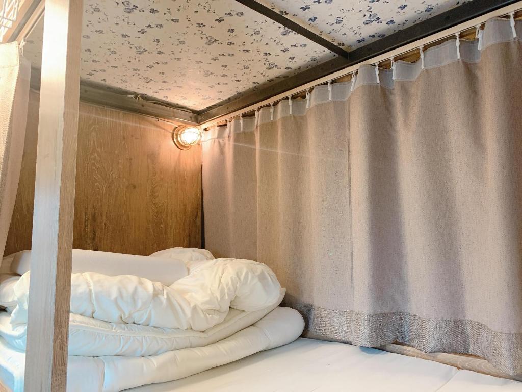 东京科陪美好晚餐旅馆的床上床,带窗帘的房间