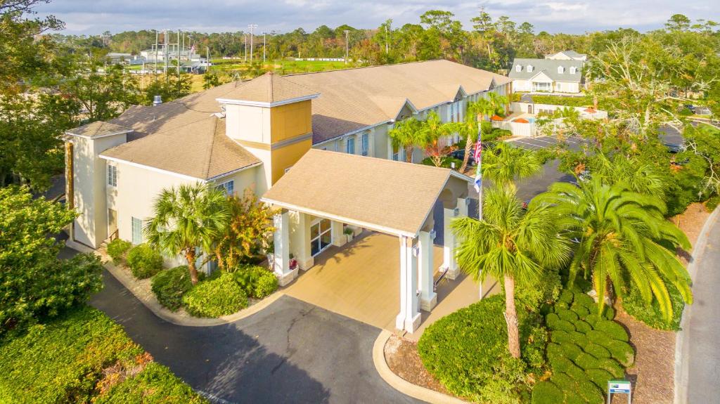 圣西蒙斯岛圣西蒙斯岛智选假日酒店的棕榈树房屋的空中景致