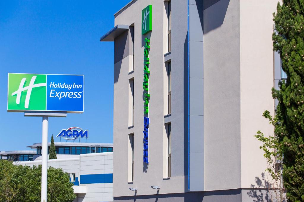 Holiday Inn Express Toulon - Est, an IHG Hotel的证书、奖牌、标识或其他文件