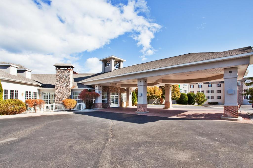 圣伊尼亚斯Holiday Inn Express St Ignace-Lake Central, an IHG Hotel的大楼前的一个空停车位