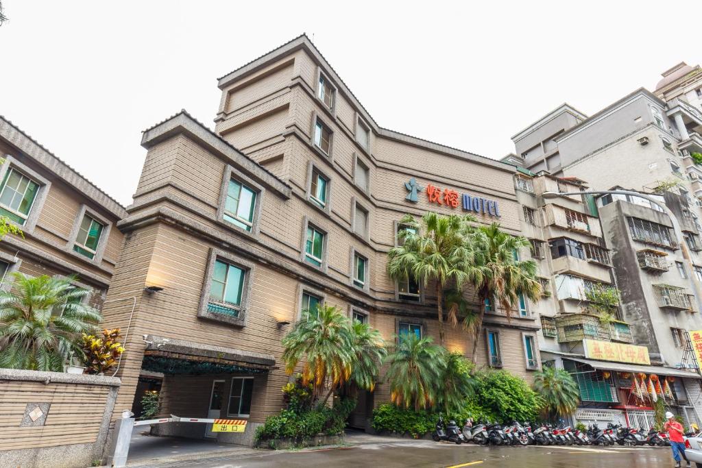 台北悦榕汽车旅馆的一座棕榈树建筑