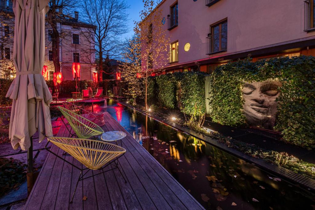 因斯布鲁克娜拉独立酒店的一个带遮阳伞和水池的庭院