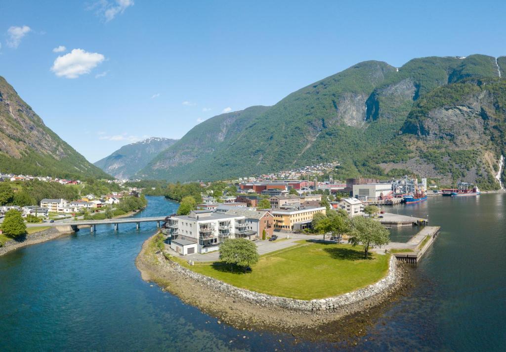 Årdalstangen克林根贝格酒店的享有河流上小镇的空中景致和山景