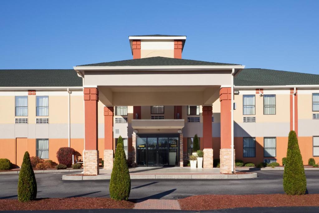 North Attleboro诺斯阿特尔伯勒快捷假日酒店的一座医院大楼,设有大入口