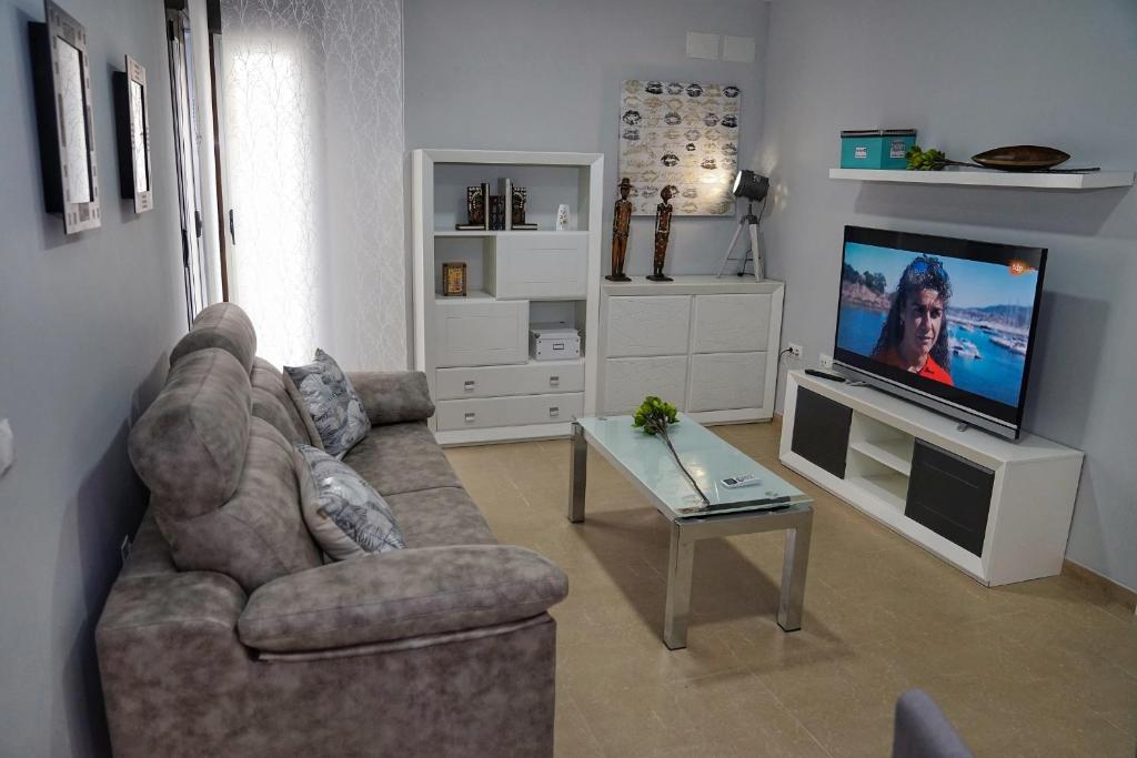 拜纳El Balcon的带沙发和平面电视的客厅