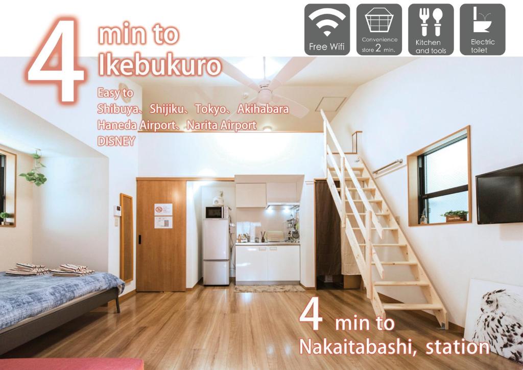 东京nestay house tokyo itabashi 02的一个小房子里带楼梯的客厅