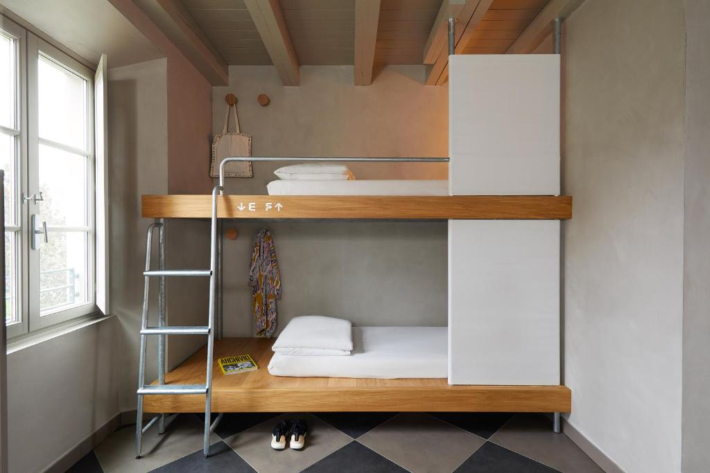 米兰Combo Milano的客房设有带梯子的双层床。