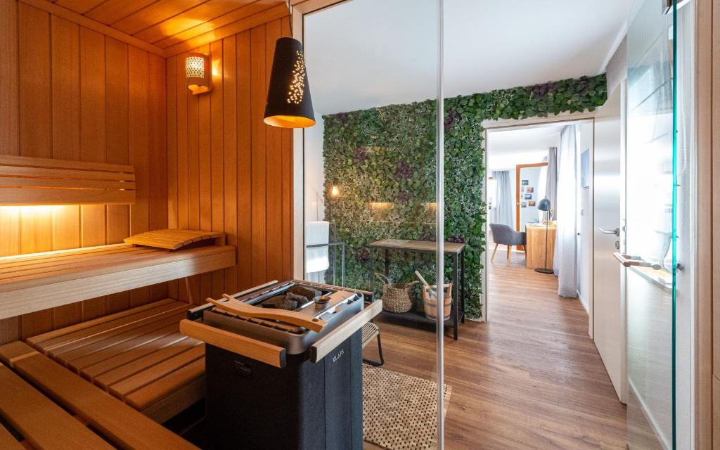 林道Ferien-Lodge Lindau - Private Sauna & nah am See的一间位于客房中间的带炉灶的桑拿浴室