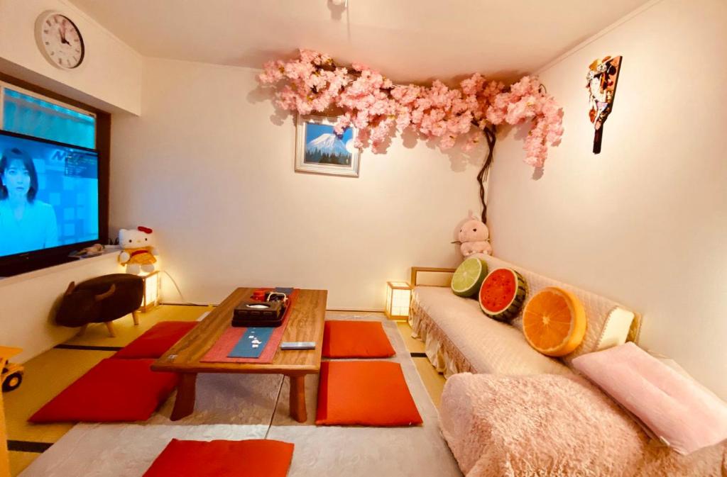 名古屋雲波館的客厅配有沙发和桌子