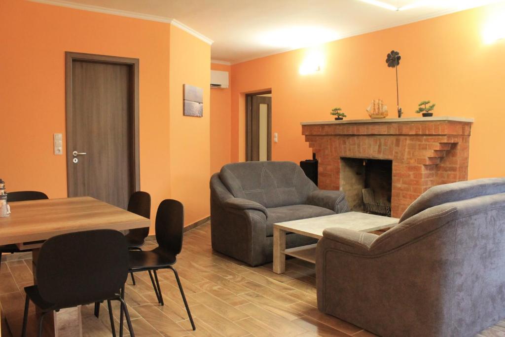 奥巴曹洛克Tisza Villa的客厅配有沙发椅和壁炉