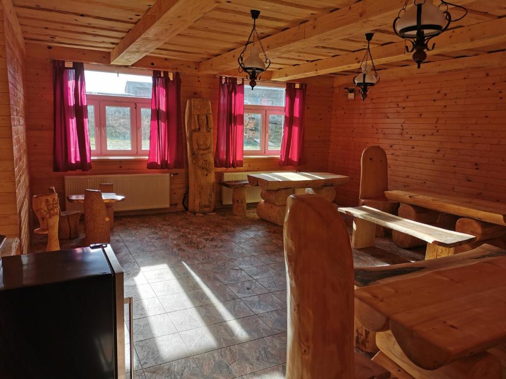 BystrzycaPenzion Loučka Bystřice的小屋内带桌椅的房间
