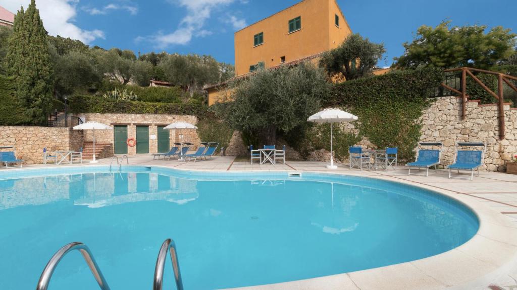 Italianway - Il Borgo apartments内部或周边的泳池