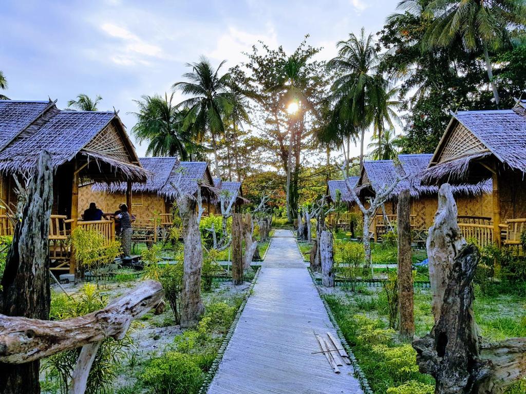 班柯木Koh Mook Bungalows的棕榈树度假村前的小径