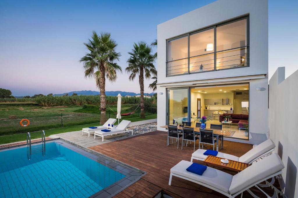 马莱迈Blue Sea Luxury Villa的一座带游泳池和庭院的房子
