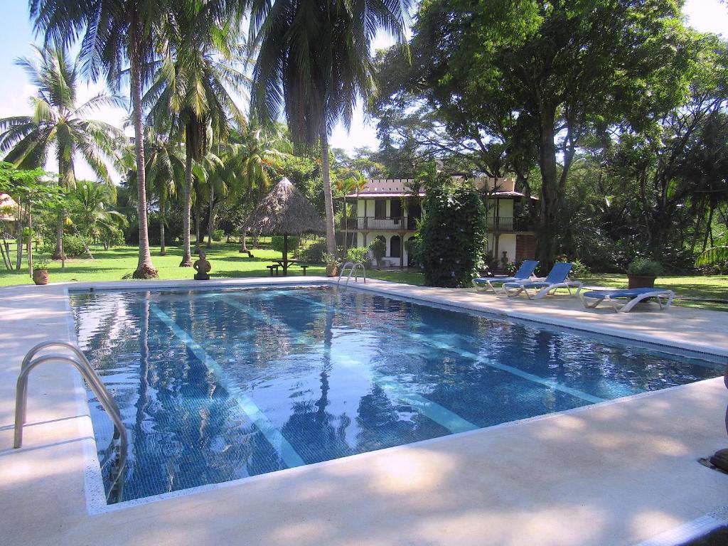 萨玛拉Paraiso Cocodrilo lodge - spirit of nature的房屋前的游泳池