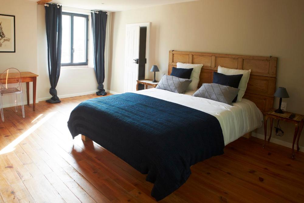 CaucalièresChambres d'hôtes du Domaine de Bonnery的一间卧室配有一张带蓝色毯子的大床