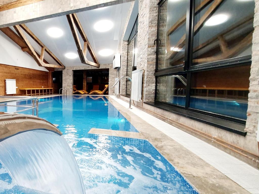 卡夫尼克超级滑雪场酒店的游泳池,位于带游泳池的建筑内