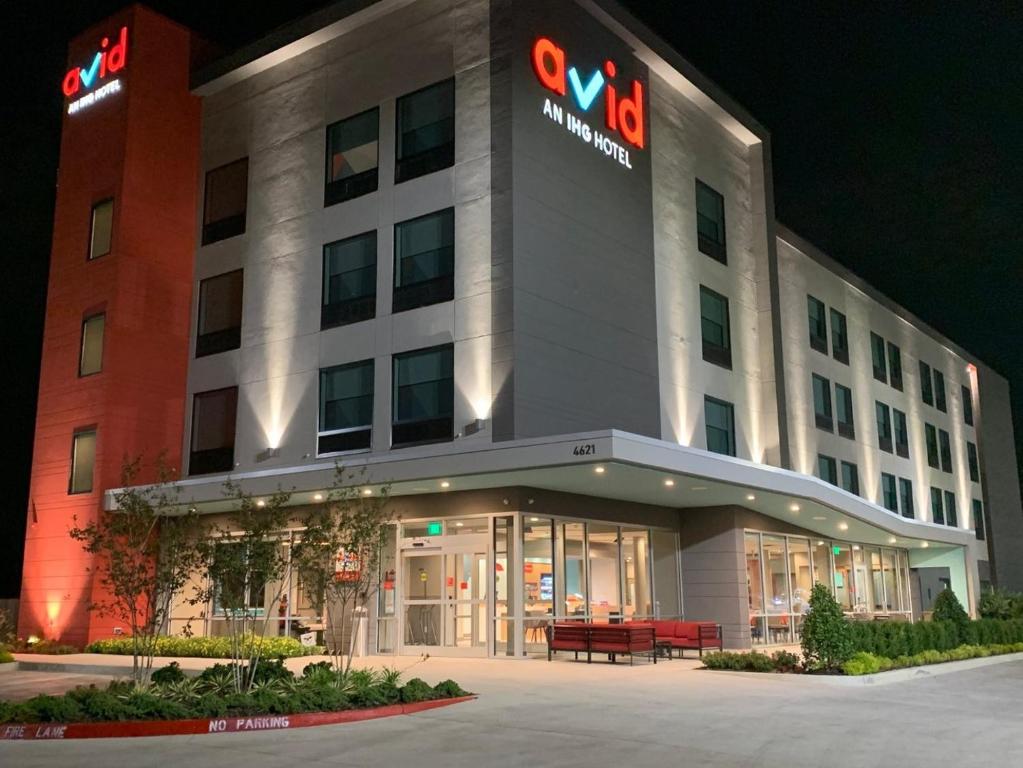 俄克拉何马城Avid hotels - Oklahoma City Airport, an IHG Hotel的建筑的侧面有标志