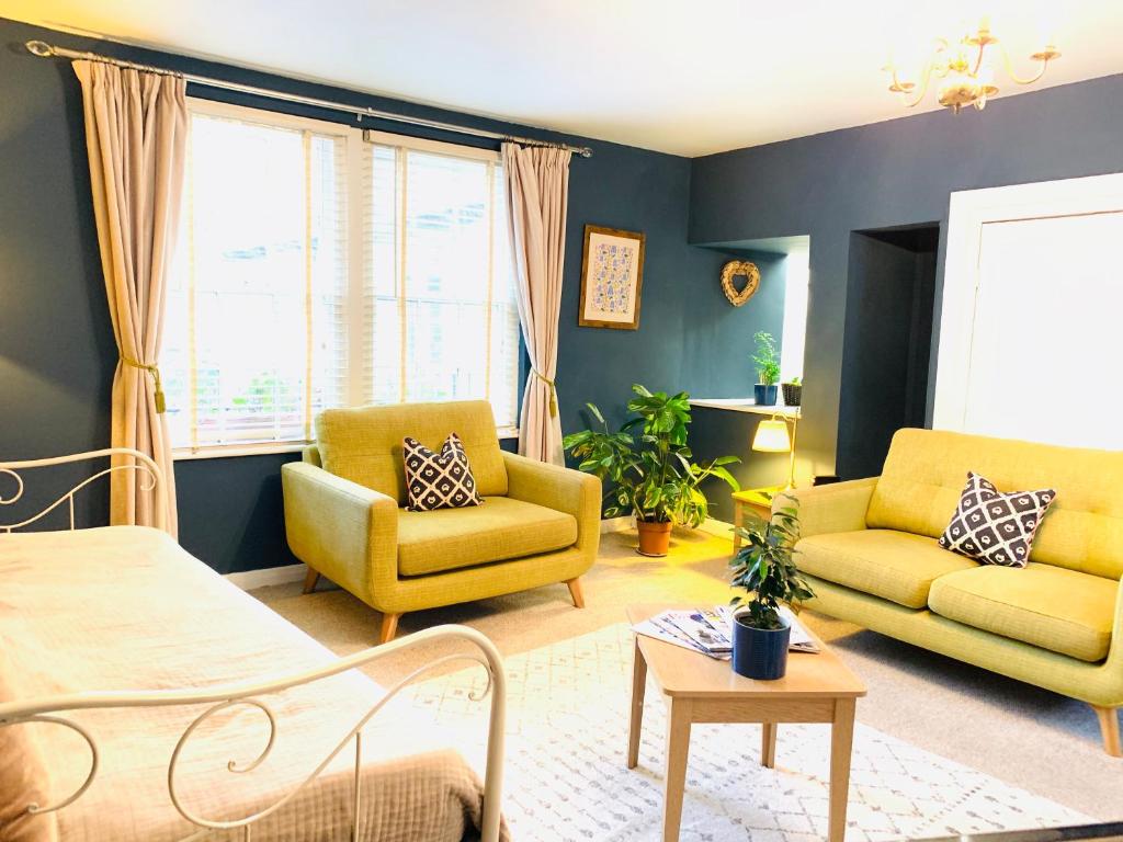 埃文河畔布拉德福'Downtown' @ Terracotta Court的客厅配有2把黄色椅子和沙发
