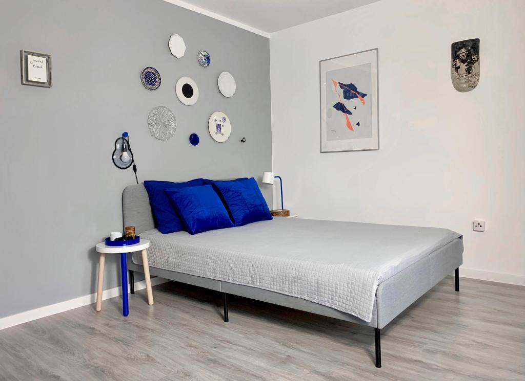 库多瓦-兹德鲁伊Apartament Leśny - Leśna 30的一间卧室配有一张带蓝色枕头的床和一张桌子