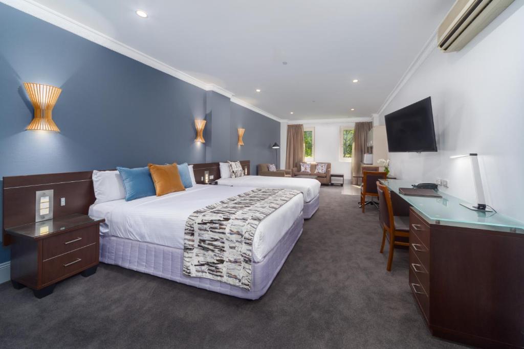 悉尼海德公园酒店的酒店客房设有一张大床和一张书桌。