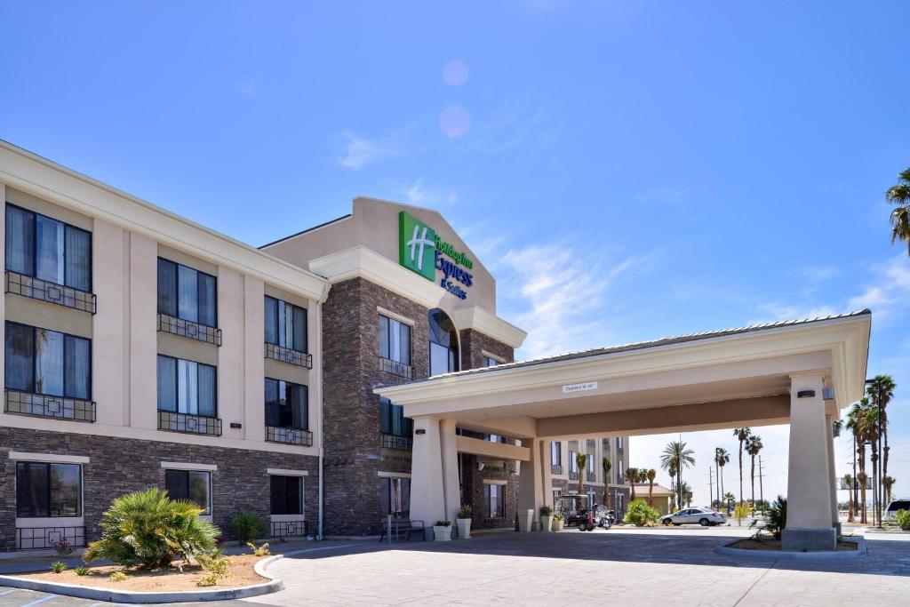 印地欧Holiday Inn Express & Suites Indio - Coachella Valley, an IHG Hotel的前面有标志的酒店